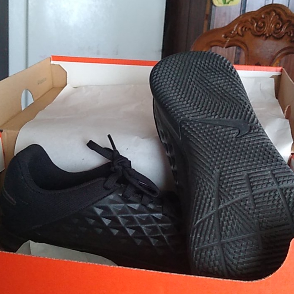 Soccer shoes